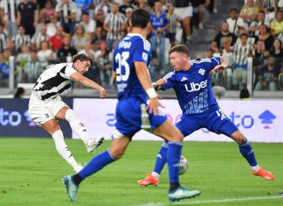 Torino (Italy), 19/08/2024.- Juventus' Dusan Vlahovic and Como's Albero Moreno in action during the Italian Serie A soccer match between Juventus FC and Como 1907, in Turin, Italy, 19 August 2024. (Italia-Nico Paz) EFE/EPA/ALESSANDRO DI MARCO