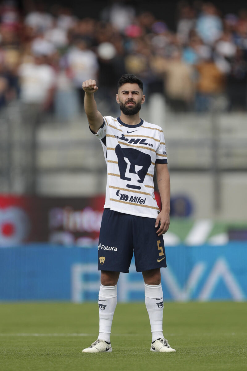 Rubén Duarte de Pumas entona el Himno de la Universidad durante un partido en el estadio Olímpico Universitario en Ciudad de México (México). Imagen de archivo. EFE/Isaac Esquivel