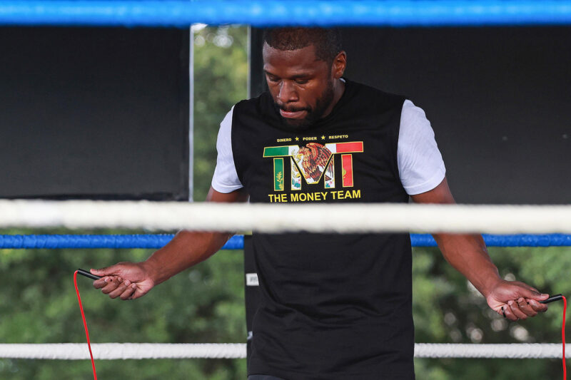 El boxeador estadounidense Floyd Mayweather participa en un entrenamiento este jueves, en Ciudad de México (México). EFE/Madla Hartz