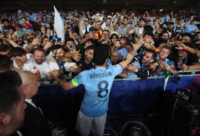 El centrocampista Ilkay Gundogan celebra la conquista de la Liga de Campeones, el 10 de junio de 2023, con los aficionados del Manchester City, club al que regresa tras completar una temporada en el Barcelona. EFE/EPA/MARTIN DIVISEK