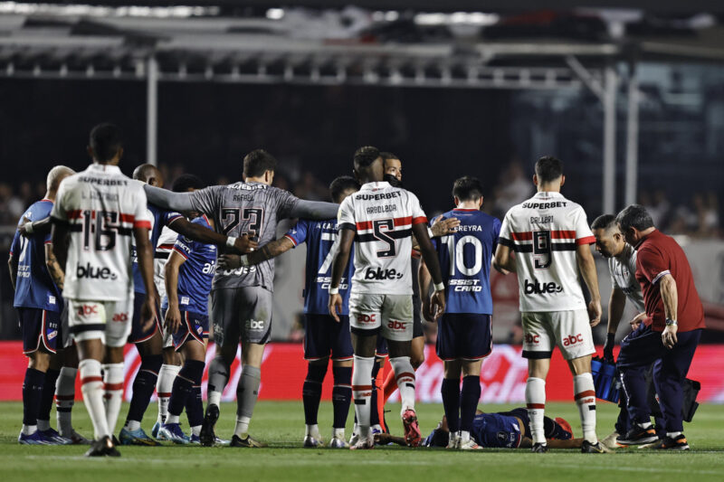 Fallece el futbolista Juan Izquierdo tras cuadro neurológico crítico Los jugadores de Sao Paulo y Nacional rodean a Juan Izquierdo (abajo), tras su desmayo en el partido de vuelta de octavos de final de la Copa Libertadores entre Sao Paulo y Nacional en Brasil. EFE/ Isaac Fontana