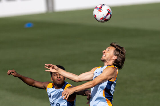 Los jugadores del Real Madrid Luka Modric (d) y Rodrygo Goes, durante el entrenamiento realizado esta mañana en la Ciudad Deportiva de Valdebebas para preparar el primer partido de Liga mañana frente al Mallorca. (TV/Streaming)EFE/Daniel González