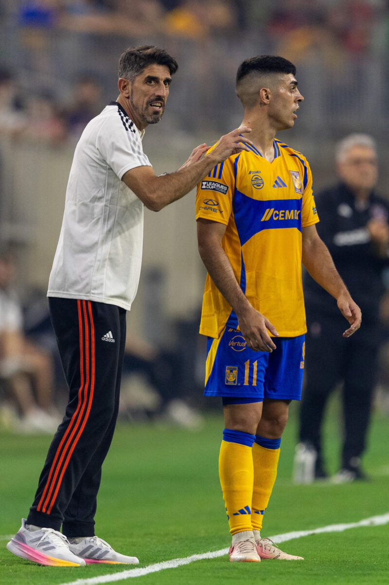 Liga Mx: 1era victoria de Mazatlán en AP 2024 y Cruz Azul líder en J5 Veljko Paunović (i) director técnico de Tigres habla con Juan Brunetta. Imagen de archivo. EFE/ Carlos Ramirez