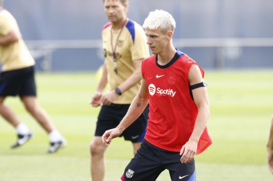 Dani Olmo, durante un entrenamiento del Barcelona en la Ciudad Deportiva Joan Gamper. EFE/ Quique García