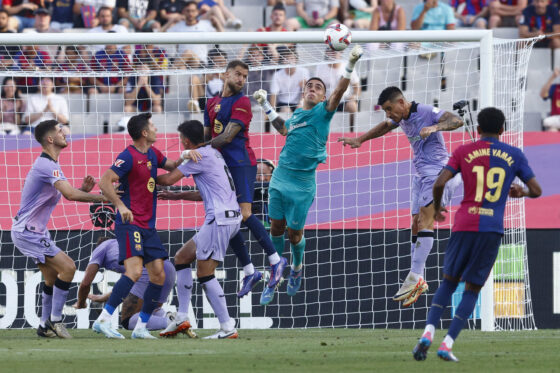BARCELONA, 24/08/2024.- El portero del Athletic, Álex Padilla (3-d), despeja un balón durante el partido de Liga en Primera División que FC Barcelona y Athletic Club disputan este sábado en el Estadio Olímpico Lluis Companys. EFE/Quique García