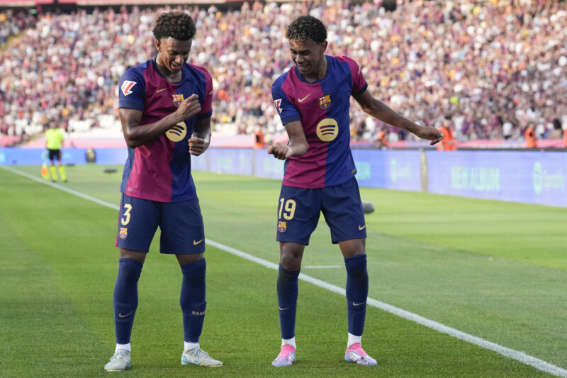 ¡Lamine Yamal aparece en la Kings League 2024-2025 y causa sensación! El delantero del Barcelona Lamine Yamal (d) celebra con Álex Balde tras marcar ante el Athletic, durante el partido de Liga en Primera División que FC Barcelona y Athletic Club disputan este sábado en el Estadio Olímpico Lluis Companys. EFE/Alejandro García