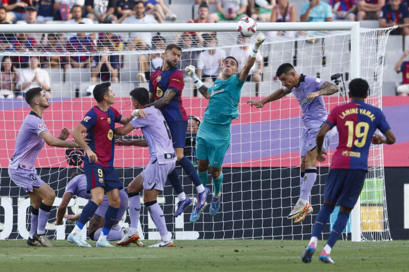 El portero del Athletic, Álex Padilla (3-d), despeja un balón durante el partido de Liga en Primera División que FC Barcelona y Athletic Club disputan este sábado en el Estadio Olímpico Lluis Companys. EFE/Quique García
