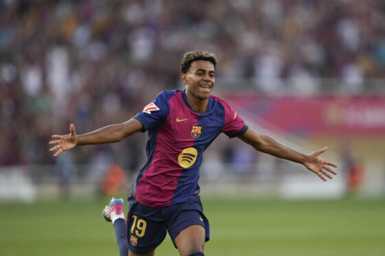 El delantero del Barcelona Lamine Yamal celebra tras marcar ante el Athletic, durante el partido de Liga en Primera División que FC Barcelona y Athletic Club disputan este sábado en el Estadio Olímpico Lluis Companys. EFE/Alejandro García