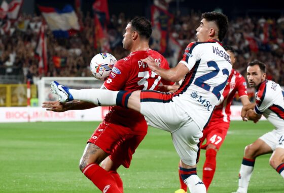 Monza (Italy), 25/08/2024.- AC Monza's forward Andrea Petagna in action against Genoa CFC's defender Johan Vásquez during the Italian Serie A soccer match between AC Monza and CFC Genoa at U-Power Stadium in Monza, Italy, 24 August 2024. (Italia, Génova) EFE/EPA/ROBERTO BREGANI
