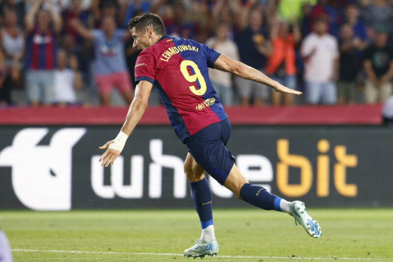 El delantero del Barcelona Robert Lewandowski celebra tras marcar el segundo gol ante el Athletic, durante el partido de Liga en Primera División que FC Barcelona y Athletic Club disputaron en el Estadio Olímpico Lluis Companys. EFE/Quique García