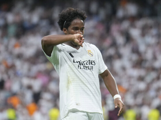 MADRID, 25/08/2024.- El delantero brasileño del Real Madrid Endrick celebra el gol marcado ante el Real Valladolid, tercero para el equipo, durante el partido de la segunda jornada de Liga que Real Madrid y Real Valladolid disputan esta tarde en el estadio Santiago Bernabéu. EFE/Borja Sánchez-Trillo