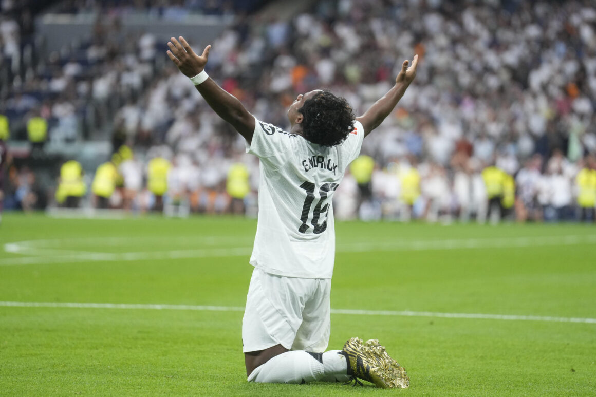 El delantero brasileño del Real Madrid Endrick celebra el gol marcado ante el Real Valladolid, tercero para el equipo, durante el partido de la segunda jornada de Liga jugado en el estadio Santiago Bernabéu. EFE/Borja Sánchez-Trillo