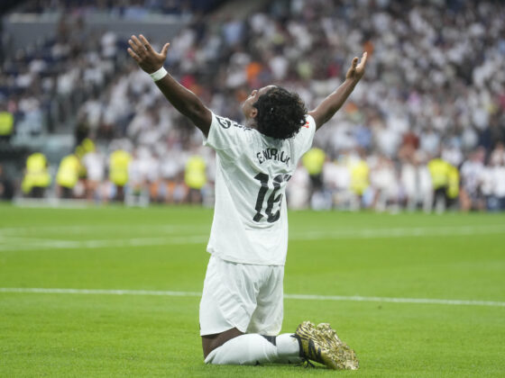 El delantero brasileño del Real Madrid Endrick celebra el gol marcado ante el Real Valladolid, tercero para el equipo, durante el partido de la segunda jornada de Liga jugado en el estadio Santiago Bernabéu. EFE/Borja Sánchez-Trillo