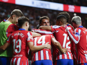El centrocampista del Atlético Marcos Llorente (3i, de espaldas) celebra con sus compañeros tras marcar el segundo gol ante el Girona, durante el partido de la segunda jornada de Liga de Primera División que Atlético de Madrid y Girona disputan esta tarde en el Civitas Metropolitano, en Madrid. EFE/Mariscal