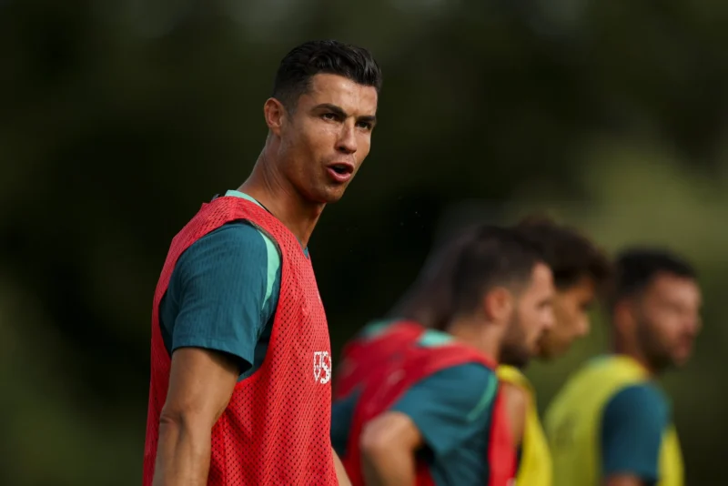 ¡Cristiano Ronaldo encuentra a su doble!, su reacción sorprende.