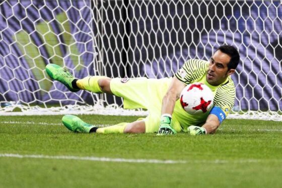Claudio Bravo cuelga los guantes con 41 años