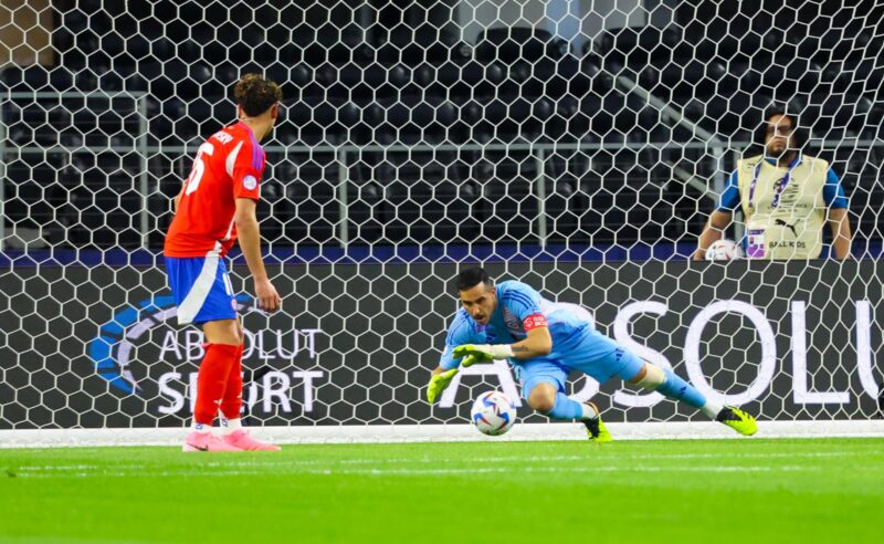 El portero Claudio Bravo durante un partido de la Copa América 2024. El chileno anunció hace dos días su retiro y reveló este miércoles que su próximo objetivo es dirigir a la Roja. EFE/EPA/KEVIN JAIRAJ