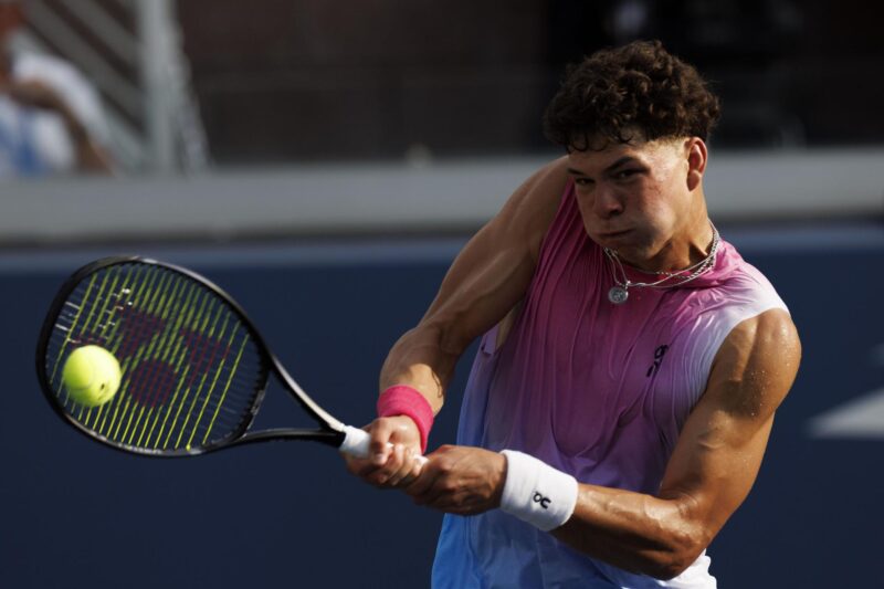 El tenista estadounidense Ben Shelton, número 13 de la clasificación mundial, avanzó este miércoles a la tercera ronda del Abierto de Estados Unidos tras derrotar al español Roberto Bautista Agut. EFE/EPA/CJ GUNTHER