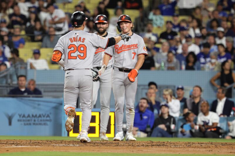 El mexicano Ramón Urías (c-i), bateador estrella de los Orioles de Baltimore, fue regisitrado este martes, 27 de agosto, tras conectarle un jonrón a los Dodgers de Los Ángeles, durante un partido de la MLB, en la capital del estado de California (EE.UU.). EFE/Allison Dinner