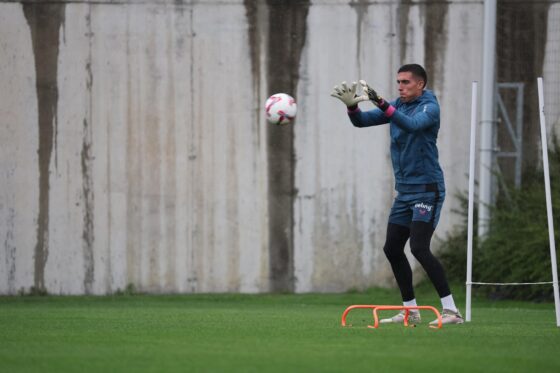 El guardameta Alex Padilla, del Athletic de Bilbao, durante el entrenamiento este jueves en Lezama. Padilla debutará con la selección de México que jugará en septiembre contra Nueva Zelanda y Canadá. EFE/Luis Tejido
