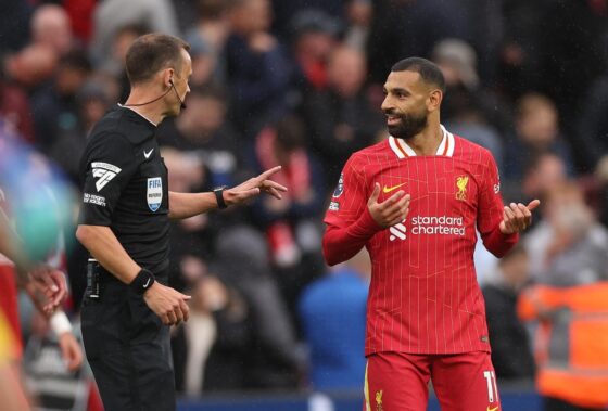 Mohamed Salah (d) habla con el árbitro Stuart Attwell, durante el partido de fútbol de la Premier League inglesa entre el Liverpool FC y el Brentford FC. EFE/EPA/ADAM VAUGHAN SÓLO PARA USO EDITORIAL.