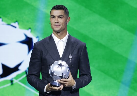 Cristiano Ronaldo recibe el premio al máximo goleador de la Champions League. En su paso por el fútbol europeo, CR7 marcó 140 anotaciones en el certamen (Foto: EFE)