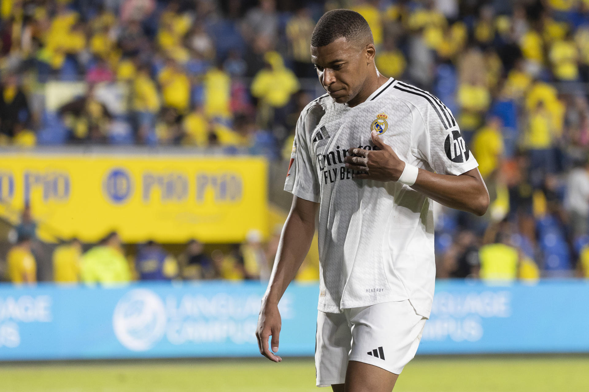 El delantero francés del Real Madrid Kylian Mbappé durante el partido de la tercera jornada de LaLiga que UD Las Palmas y Real Madrid disputan hoy jueves en el estadio de Gran Canaria. EFE/Quique Curbelo