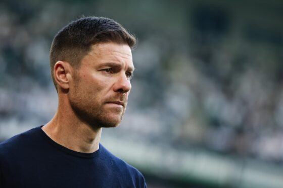 Moenchengladbach (Germany), 23/08/2024.- Head coach Xabi Alonso of Leverkusen looks on prior to the German Bundesliga soccer match between Borussia Moenchengladbach and Bayer 04 Leverkusen in Moenchengladbach, Germany, 23 August 2024. (Alemania, Rusia) EFE/EPA/CHRISTOPHER NEUNDORF CONDITIONS - ATTENTION: The DFL regulations prohibit any use of photographs as image sequences and/or quasi-video.