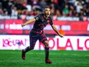 Gilberto Mora en la mira de la ley por jugar en la Liguilla