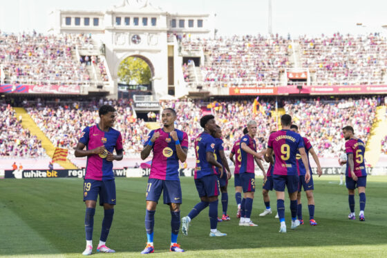 Los jugadores del Barcelona celebran uno de sus goles ante el Valladolid durante el partido de LaLiga que se disputa este sábado en el estadio Olímpico Lluis Companys de Barcelona. EFE/ Alejandro Garcia
