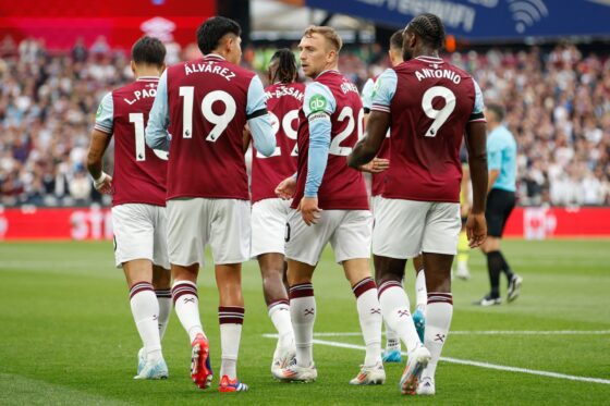 London (United Kingdom), 31/08/2024.- Jarrod Bowen of West Ham (C) and Edson Álvarez celebrates scoring the 1-1 goal during the English Premier League soccer match of West Ham United against Manchester City, in London, Britain, 31 August 2024. (Reino Unido, Londres, mexicanos en Europa) EFE/EPA/DAVID CLIFF EDITORIAL USE ONLY. No use with unauthorized audio, video, data, fixture lists, club/league logos, 'live' services or NFTs. Online in-match use limited to 120 images, no video emulation. No use in betting, games or single club/league/player publications.