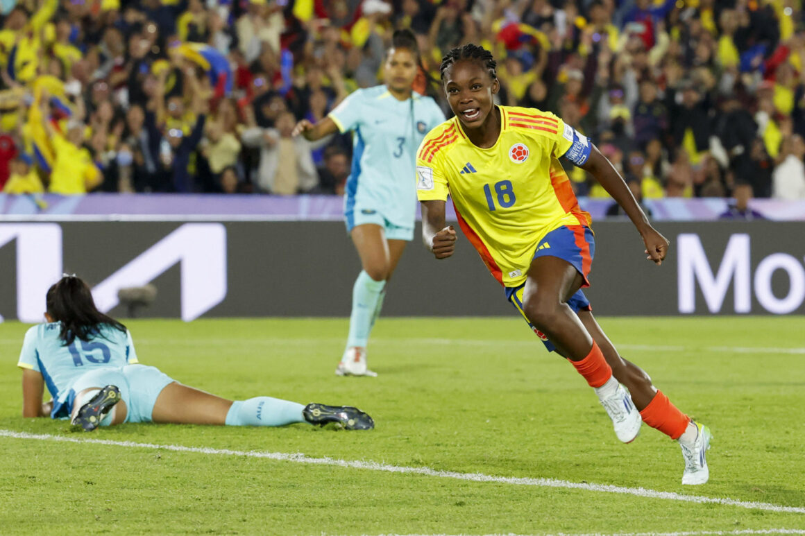 AMDEP5556. BOGOTÁ (COLOMBIA), 31/08/2024.- Linda Caicedo de Colombia celebra su gol este sábado, en un partido del grupo A de la Copa Mundial Femenina sub-20 entre las selecciones de Colombia y Australia en el estadio El Campín en Bogotá (Colombia-Brasil). EFE/ Mauricio Dueñas Castañeda
