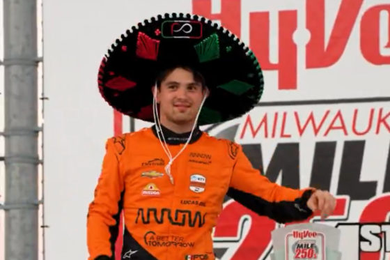 Pato O´Ward celebrando su victoria en la IndyCar en Milwaukee. (Foto: Captura de pantalla 'X' Arrow McLaren IndyCar Team)