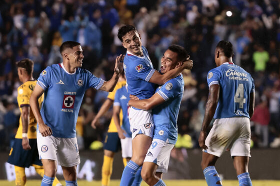 Camilo Cándido (i), Lorenzo Faravelli (c) y Carlos Rodríguez (d) de Cruz Azul celebran un gol anotado al América este sábado. EFE/José Méndez