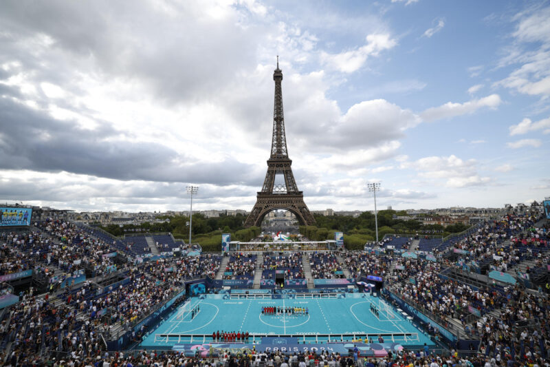 Mujeres trans, fuera de deportes olímpicos en EE.UU. Un momento del encuentro de fútbol 5 adaptado entre las selecciones de Brasil y Turquía disputado este domingo en los Juegos Paralímpicos París 2024, este domingo en la capital francesa. EFE/ Javier Etxezarreta