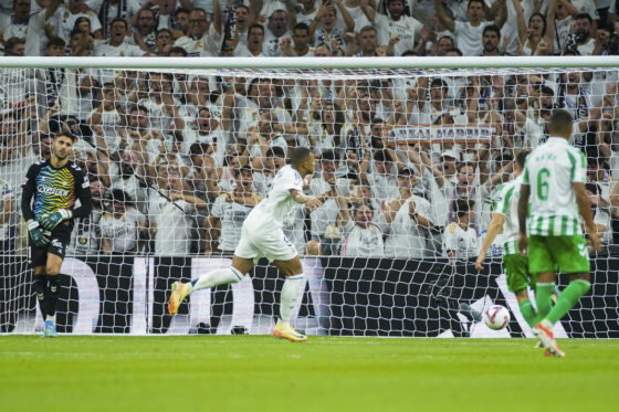 El delantero del Real Madrid Kylian Mbappé (c) celebra su segundo gol durante el partido de la cuarta jornada de LaLiga entre el Real Madrid y el Real Betis, este domingo en el estadio Santiago Bernabéu. EFE/Borja Sánchez-Trillo