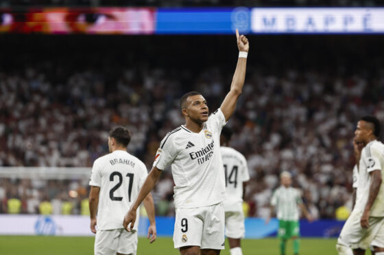 El delantero del Real Madrid Kylian Mbappé celebra su gol durante el partido de la cuarta jornada de LaLiga entre el Real Madrid y el Real Betis, este domingo en el estadio Santiago Bernabéu. EFE/Sergio Pérez