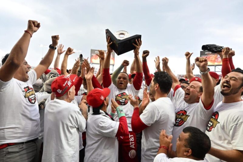 ¡17 veces campeones! Diablos barren a los Sultanes en Serie del Rey Foto (cortesía): Diablos Rojos del México / Diablos Rojos celebrando el pase a la Serie del Rey