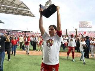 Foto (cortesía): Diablos Rojos del México / Trevor Bauer celebrando el pase a la Serie del Rey