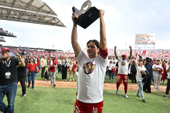 Foto (cortesía): Diablos Rojos del México / Trevor Bauer celebrando el pase a la Serie del Rey