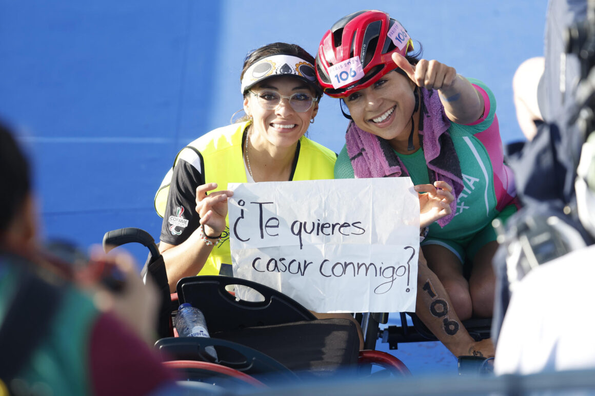 PARÍS, 02/09/2024.- La triatleta mexicana Brenda Osnaya (d), una de las participantes en la prueba de para triatlón femenina celebrada este lunes en el río Sena en París, en el marco de los Juegos Paralímpicos París 2024. EFE/ Javier Etxezarreta