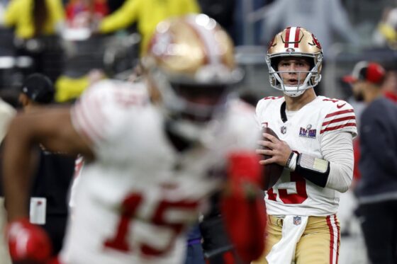 Fotografía de archivo en la que se registró al mariscal de campo de los San Francisco 49ers, Brock Purdy (d), antes de lanzarle un balón al corredor Jauan Jennings (i), durante un partido de la NLF, en Las Vegas (Nevada, EE.UU.). EFE/John Mabanglo
