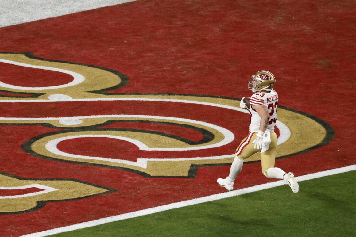 Fotografía de archivo en la que se registró a Christian McCaffrey, al anotar un touchdown, durante un partido de la NFL, en Las Vegas (Nevada, EE.UU.). EFE/Caroline Brehman