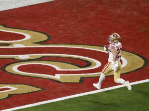 Fotografía de archivo en la que se registró a Christian McCaffrey, al anotar un touchdown, durante un partido de la NFL, en Las Vegas (Nevada, EE.UU.). EFE/Caroline Brehman