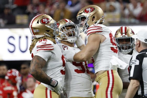 Fotografía de archivo en la que se registró a Arik Armstead (c) y Chase Young (i), del los San Francisco 49ers, al celebrar una anotación, durante un partido de la NFL, en Las Vegas (Nevada, EE.UU.). EFE/John G. Mabanglo