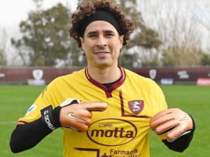 Guillermo Ochoa con el uniforme del AEL Limassol de Chipre sosteniendo el balón