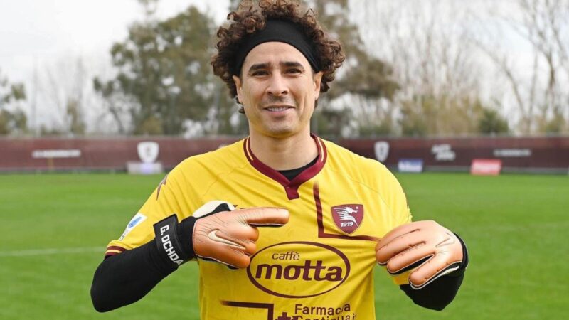 Memo Ochoa: el mexicano que ha jugado en más ligas en Europa Guillermo Ochoa con el uniforme del AEL Limassol de Chipre sosteniendo el balón