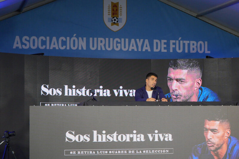 El delantero uruguayo Luis Suárez fue registrado este lunes, 2 de septiembre, durante una conferencia de prensa, en Montevideo (Uruguay), donde anunció su despedida -el próximo viernes- de la selección nacional de fútbol de su país. EFE/Sofía Torres