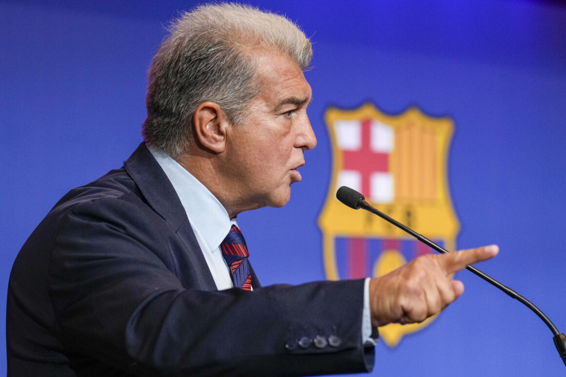 El presidente del FC Barcelona, Joan Laporta, durante la rueda de prensa ofrecida este martes para valorar el estado actual de la entidad azulgrana tras el cierre del mercado estival de fichajes. EFE/ Alejandro García