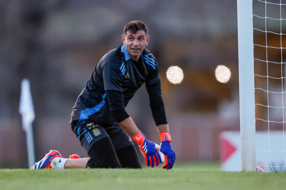 El portero titular de la selección de Argentina, Emiliano 'Dibu' Martínez, se emplea a fondo este martes, durante un entrenamiento en Buenos Aires. EFE/ Juan Ignacio Roncoroni